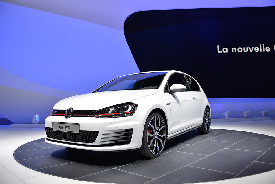 2014-Volkswagen-Golf-GTI-Front-Angle